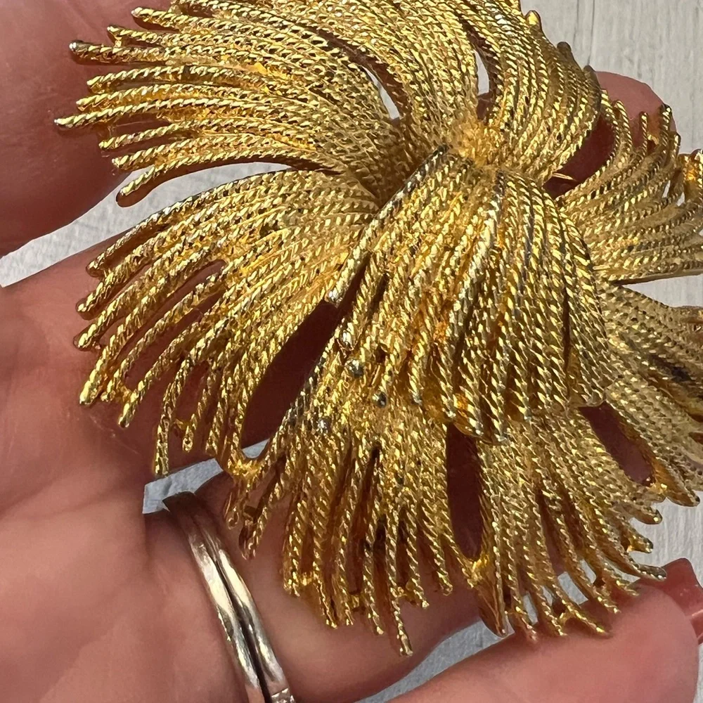 Vintage Monet Cordelia Gold Tone Metal Flower Pin‎ Brooch Sophisticated Elegant